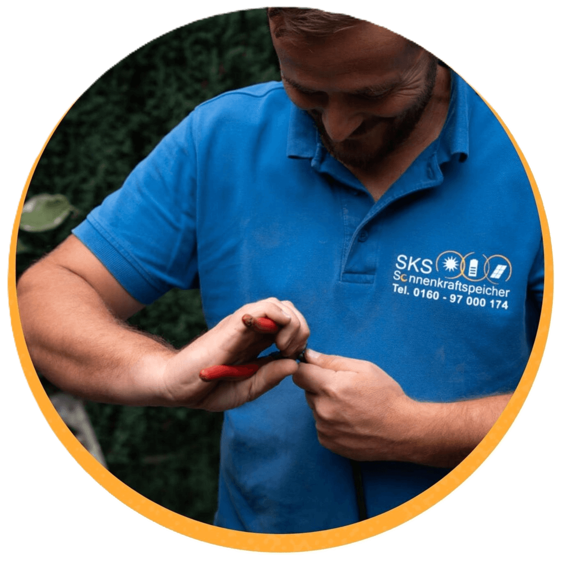 Monteur bei der Kabelinstallation 