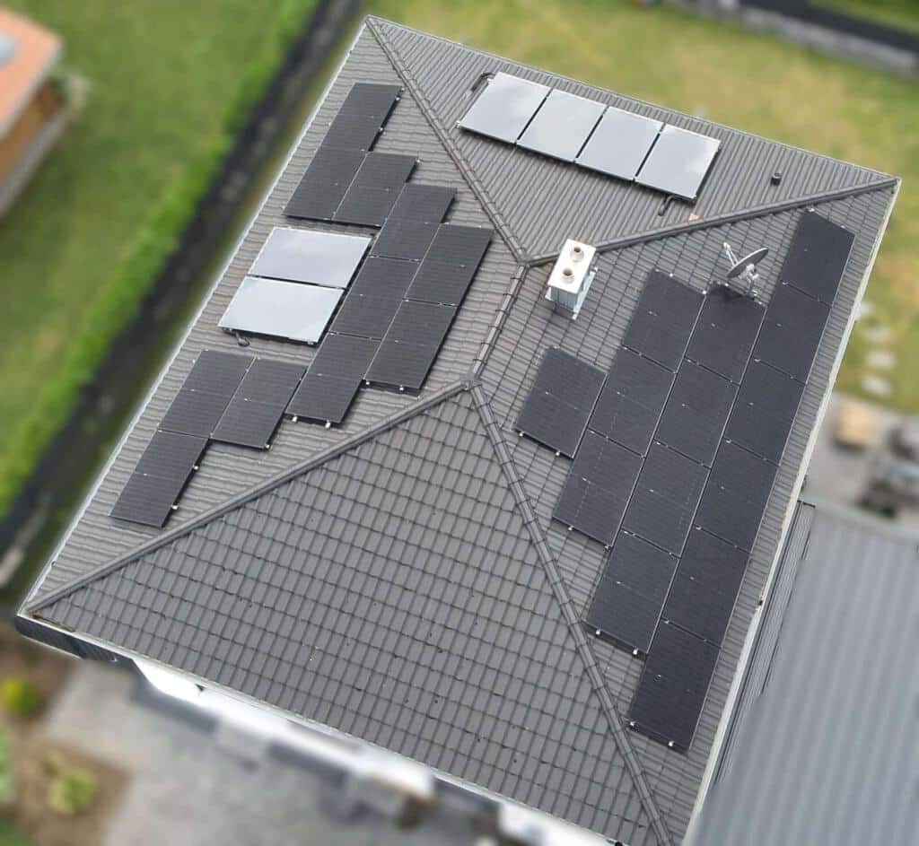 Dach eines Wohnhauses aus der Vogelperspektive mit mehreren Gruppierungen von montierten Photovoltaikmodulen